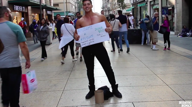 Se fue al centro de la CDMX, sin playera, con un solo propósito: recaudar dinero para alimentar saludablemente a niños de la calle.