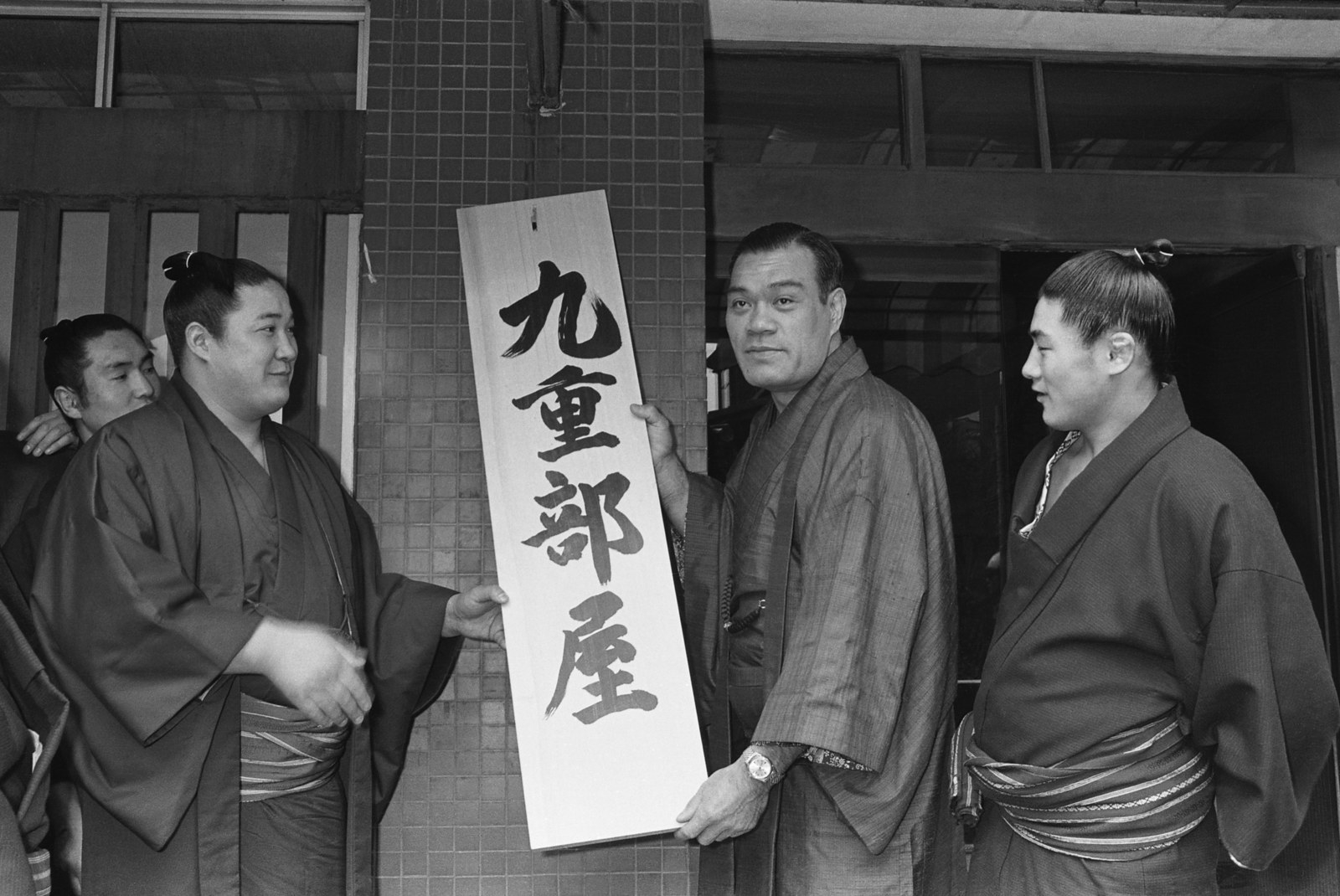 ▲新設された九重部屋の看板を掛ける九重親方(千代の山)