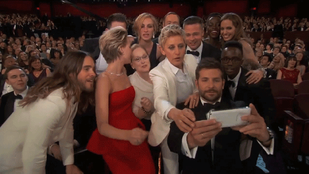 "Yo veré 50 Shades of Grey con mis amigas y luego publicaré una selfie de culo".– mayak4937a7050