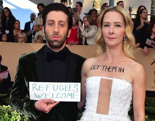 When Simon Helberg from The Big Bang Theory walked the red carpet for the SAG Awards carrying a sign that read, "Refugees welcome," and his wife, actor Jocelyn Towne, had the words "Let them in" written on her chest.