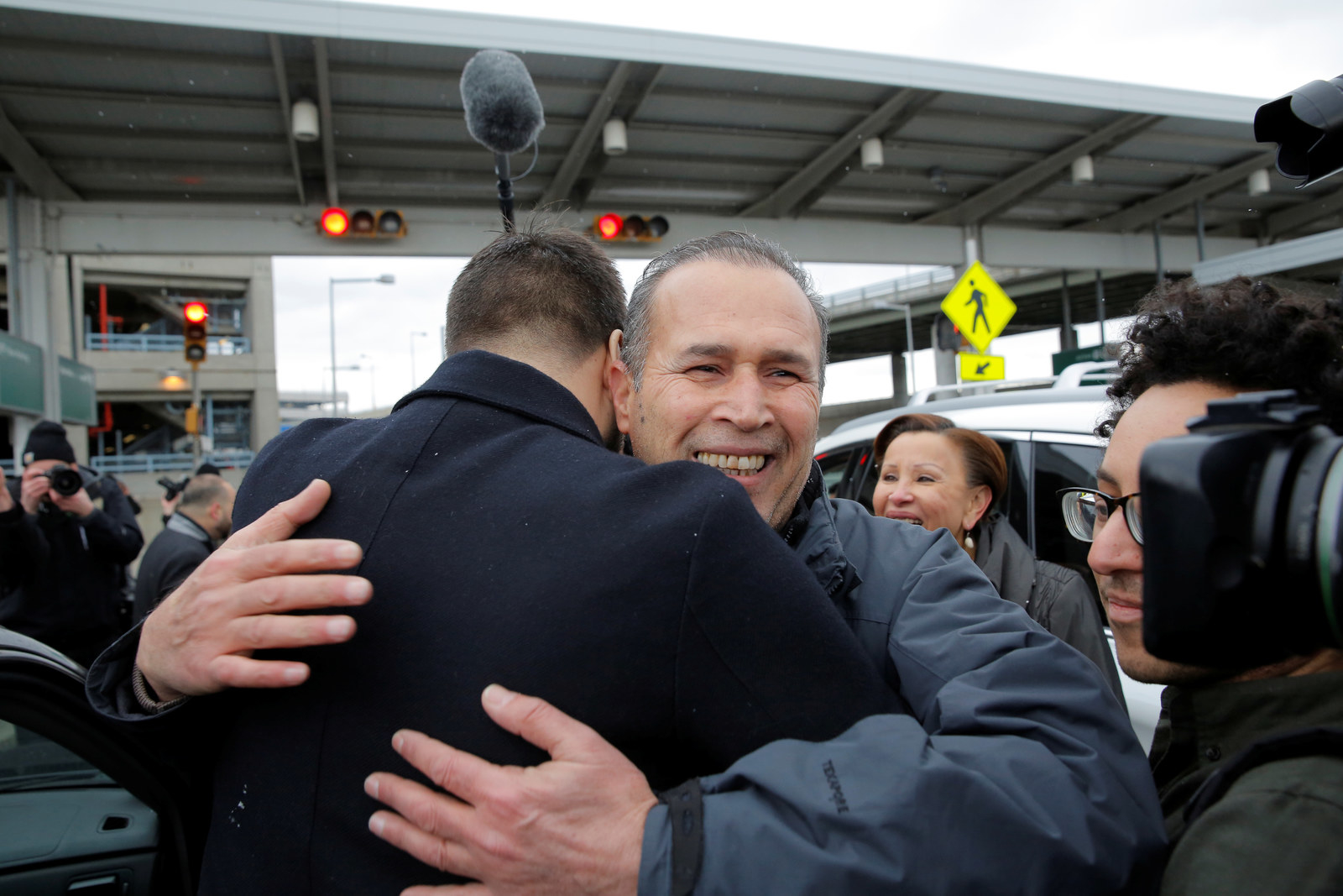 Hameed Darwish a été libéré après 17 heures à JFK, à New York. Ce père de trois enfants venait d'obtenir un visa spécial pour son travail pour le gouvernement américain, et voyageait avec sa femme et ses enfants pour aller débuter leur nouvelle vie en Caroline du Nord.