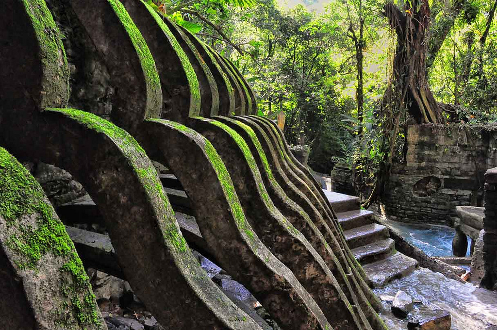 Cualquiera puede hacer un jardín surrealista con esculturas, cascadas y albercas naturales.