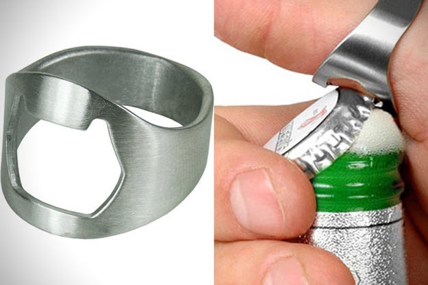 Ya no tienes que llevar tu destapador a todos lados, este anillo será lo único que querrás usar de ahora en adelante ($112).