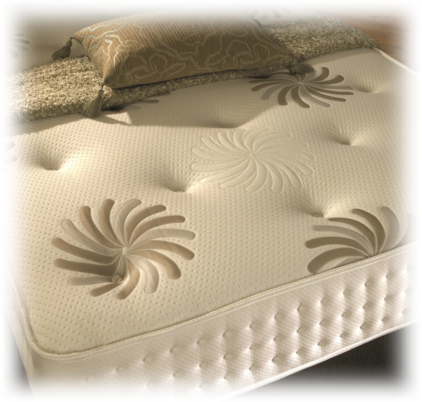 This mattress has a rating of 4.1 points. Some of the opinions indicate that the Ergo-therapy is perfect for trundle beds, as it is not too high, in addition to having an intermediate firmness that is great for children and thin people.The views of this viscoelastic mattress coincide in that it is a perfect mattress for a guest room or rental rooms, but they would not use it as a main mattress in the room. Most consumers were looking for a youth mattress or a cheap, good quality option.Some of the consumers with more negative opinions were disappointed by the hardness of the mattress, because they were looking for a product of high firmness. In this case, it is better to opt for a mattress of bagged springs, or orthopedic.