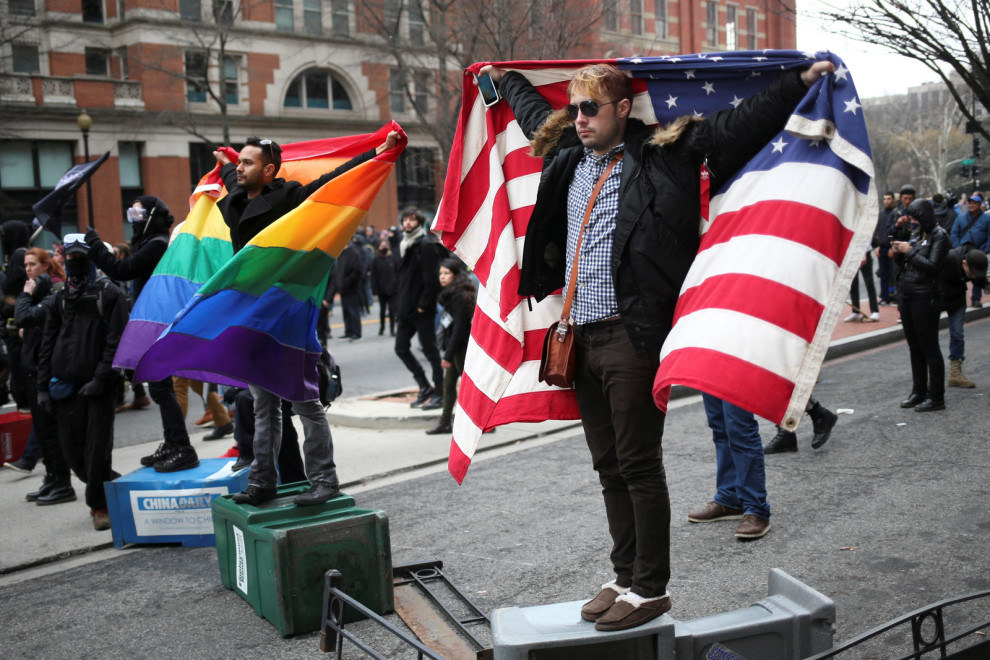 Como al Trevor Proyect, una organización de prevención de suicidio para jóvenes LGBT que pudo alcanzar y superar su meta después de que ganara Trump.