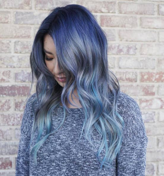 16 Ideas originales para darle un toque azul denim a tu cabello