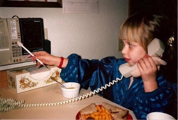 Decorar os telefones de seus amigos e combinar a hora exata em que iria telefonar.