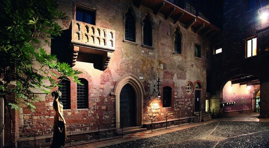 The love story of Romeo and Juliet is the most famous in the world. Why not visit the House of Verona where Juliet lived and where the two families Capulet and Montague competed? An opportunity to engrave your love in this home of the 13th century stone to make it eternal like the two lovebirds of history. Now a destination to which few people would have thought to spend Valentine’s day, so be the first to plunge yourself into heavy emotions and mythical aura. Therefore, there is no trip organized, then this is the opportunity to find the best typical hotels and Italian restaurants serving the best pasta, pizzas, and ice cream.
