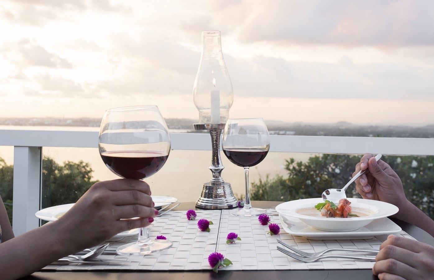 Along the beach are plenty of small restaurants and cafes, serving delicious and fresh seafood. The choices for fresh seafood on the beach will make you go bananas! You can choose your own fish from the ice and get the best fresh seafood.