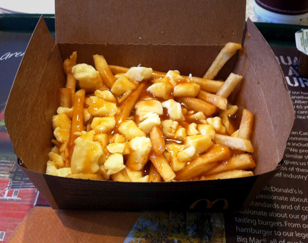 Poutine – Canadá.