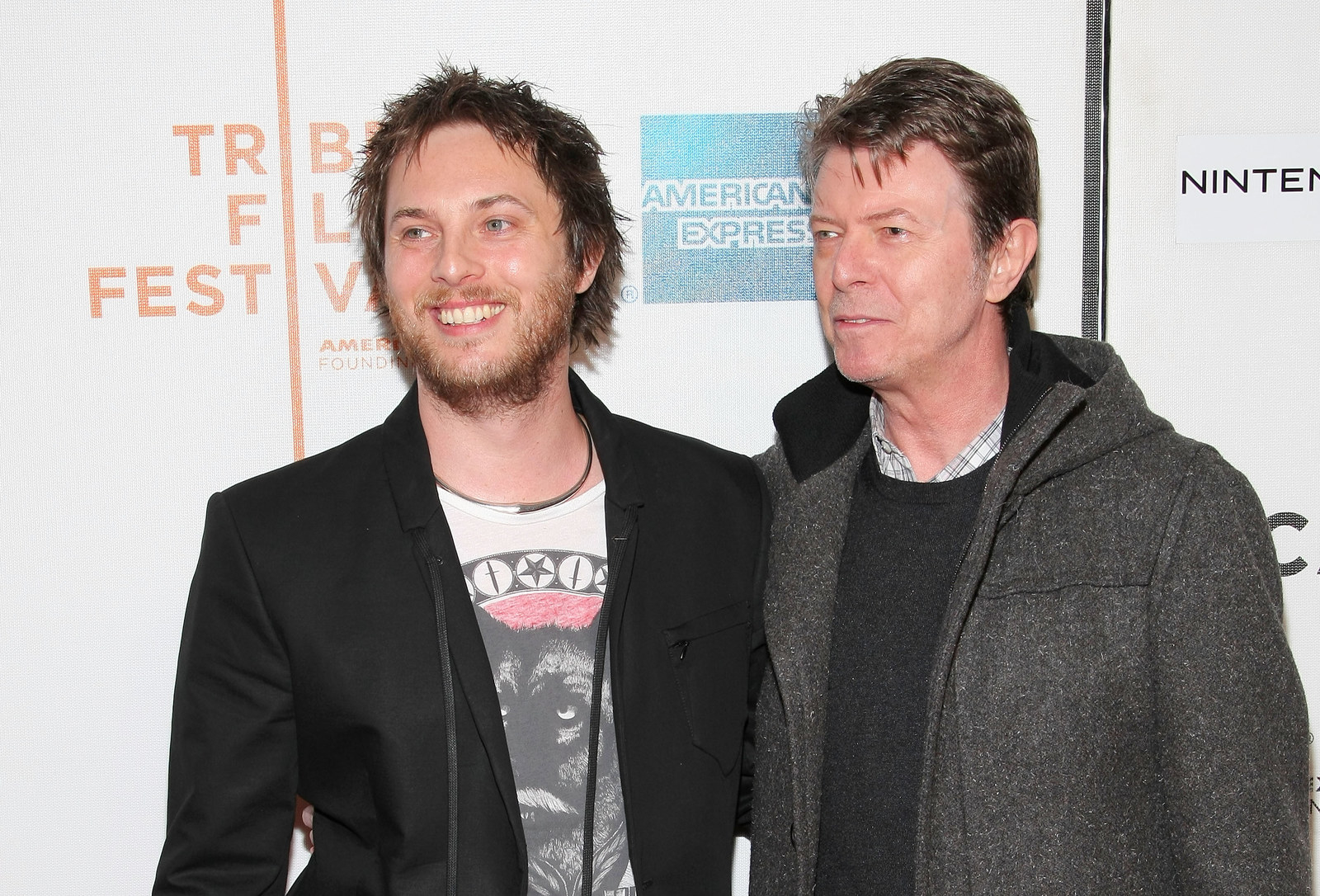 El cineasta Duncan Jones saltó a la fama en 2009 por su película de culto Moon. Más tarde dirigió Warcraft y actualmente se encuentra trabajando en Mute, una nueva serie de Netflix. Cabe mencionar que su nombre completo es Duncan Zowie Haywood Jones y es hijo del difunto David Bowie.