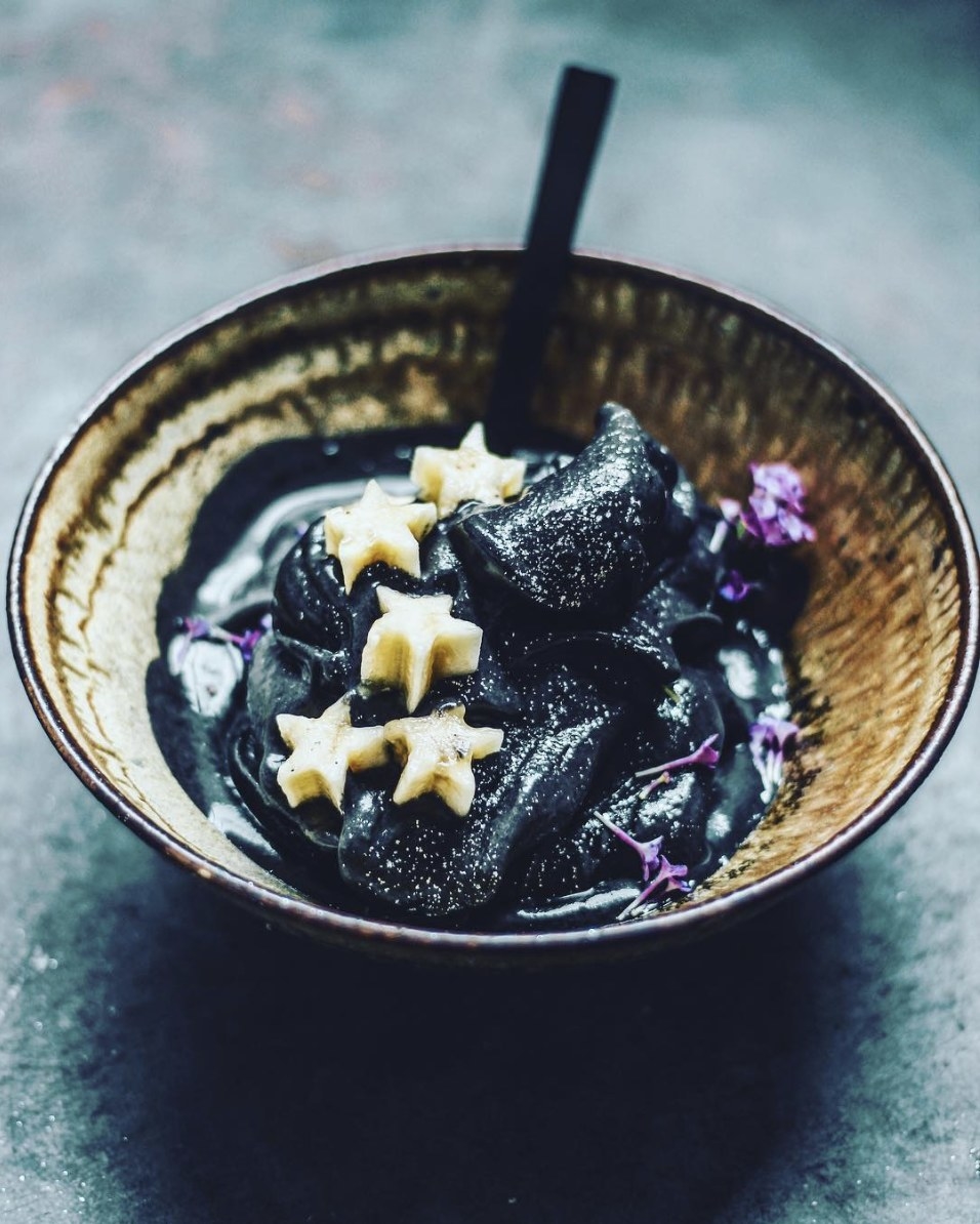 Make your own Galaxy Icecream - here's what you need. 3 frozen bananas2 tbsp black sesame seed paste1/2 tsp vanilla bean paste1/2 tsp activated charcoal 2 tsp coconut yoghurtBlend it all together in a food processor until dark and creamy. Eat up!