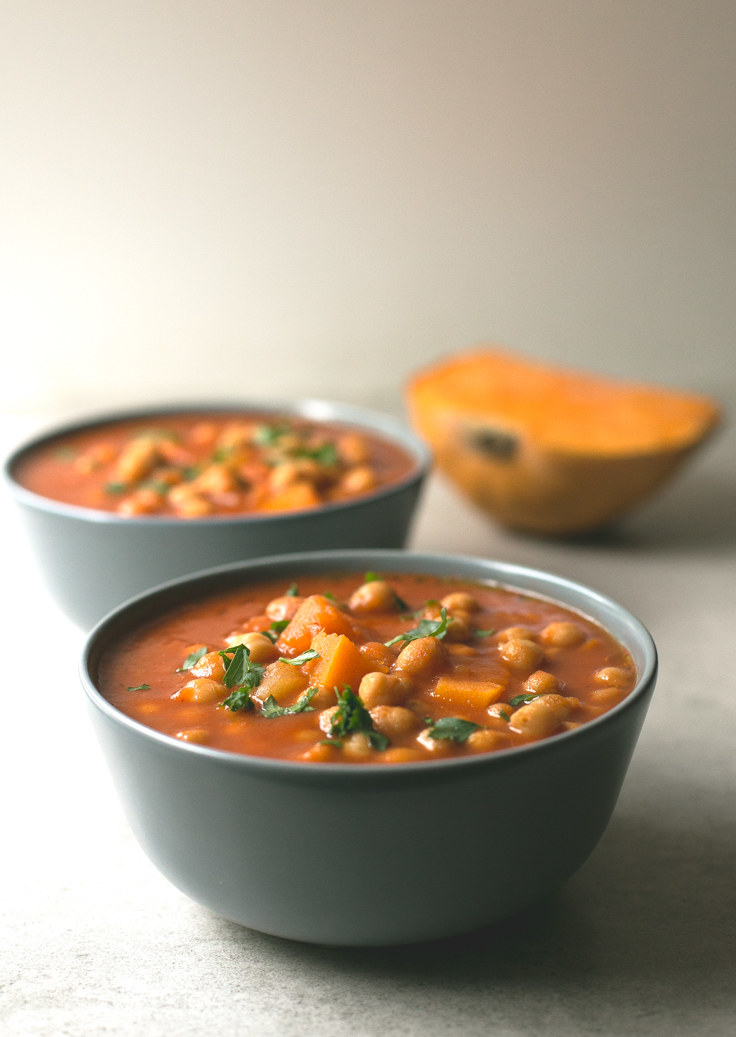 Si antes combinábamos la calabaza con las lentejas, ahora le toca el turno a los garbanzos: esta receta te hará comer más legumbres y conseguirá que termines chupándote los dedos.