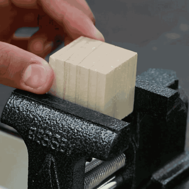 Prenda com o cuidado o cubo de madeira no mini torno de bancada e faça um furo no centro.