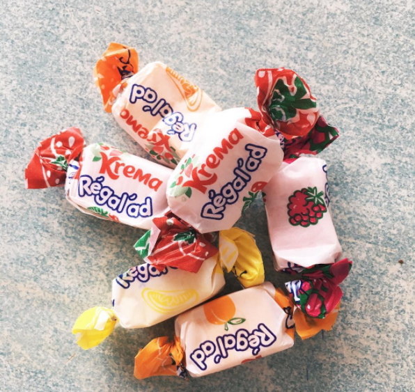 Vous vous souvenez encore de ces bonbons Régal'ad qui étaient distribués à chaque anniversaire: