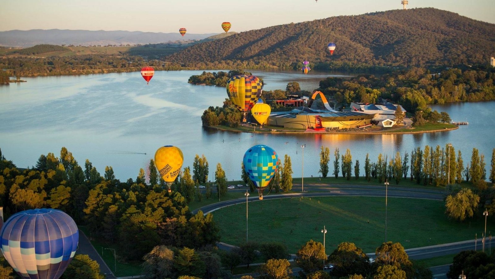 If you ask anyone in the world ... What is the capital of Australia ? Very few they would hit ... many people think it's Sydney, Melbourne some even mentioned, but the truth is that the capital of Crocodile Dundee is Canberra!Unknown, a unique treasure and full of attractions and is the capital of Australia, home to the house of the Australian Parliament , the National Art Gallery and War Museum; Located very close to the Australian Alps and the Murrumbidgee River; Canberra is famous for its festival of Floriade and party balloons.In Canberra you have the opportunity to walk through the House of Parliament and see the Australian democracy in action, the sessions of the Senate and the House of Representatives are open to the public in case you are interested in foreign policy you can witness one of these hearings . The House of Parliament also houses various public galleries and exhibitions all open to the public and free.In Canberra you can enjoy pleasant and colorful walks in the Commonwealth Park; If you visit Canberra during the spring you will certainly see the millions of tulips bloom, you will also witness the Floriade festival and the Night fest which consists of an entertainment of magical lights during five unforgettable nights.