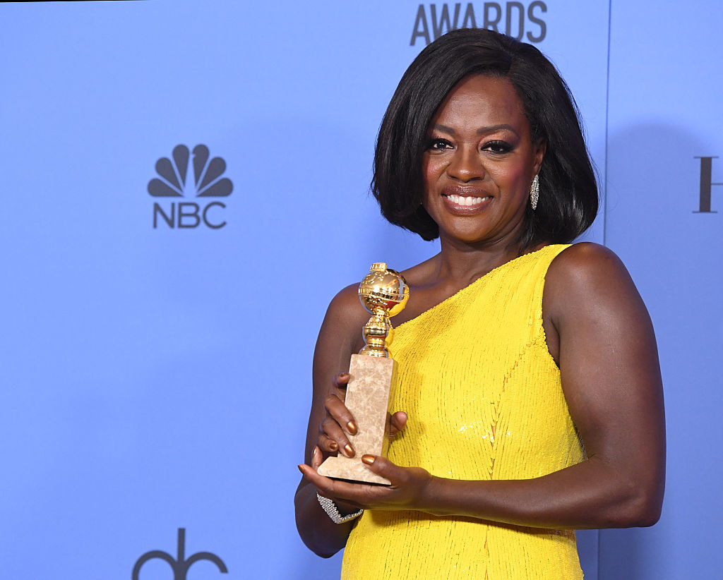 L'actrice a aussi présenté le prix Cecil B. DeMille à Meryl Streep et a parlé de l'actrice légendaire dans un discours émouvant: «Tu me rends fière d'être une artiste. Et tu me fais croire que ce que j'ai en moi –mon corps, mon visage, mon âge– est suffisant.»