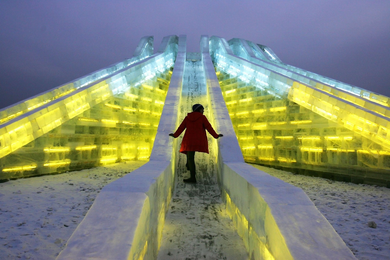 Ice building. Лестница из льда. Стена из ледяных кирпичей. Подиум из льда. Harbin Festival has buildings made of Ice Blocks.