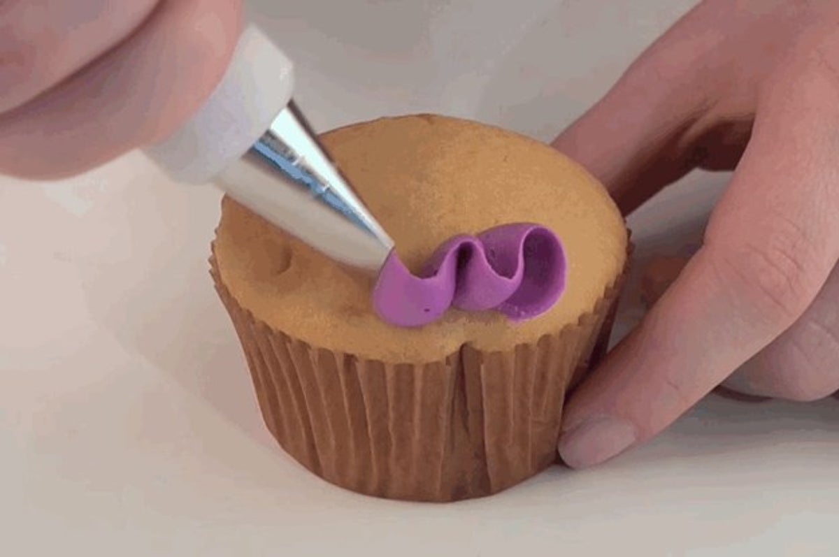 19 GIFs Of Cupcakes Being Frosted To Ease Your Stressed Soul