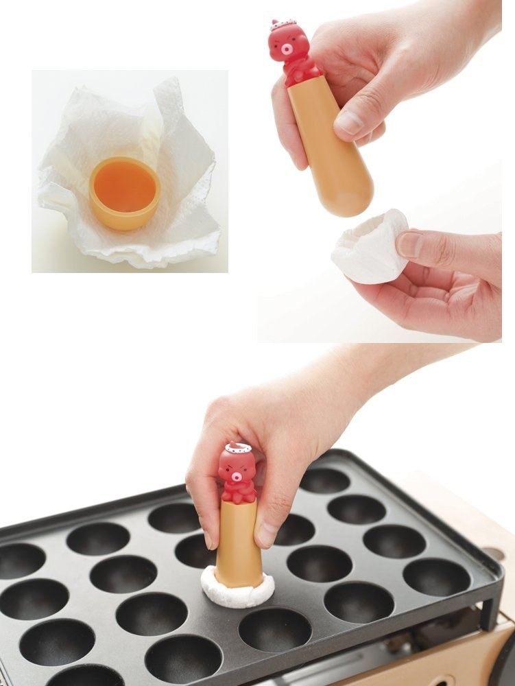キッチンペーパーで挟んで使える油引きセットです。使い終わったら外して捨てるだけなので清潔に使えます。