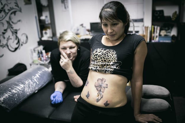 Yevgeniya Zhakar, a tattoo artist in Ufa, Russia has been helping survivors of abuse of open up about their experiences by offering free tattoos to cover their scars.