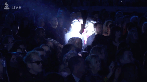 Estas duas pessoas sendo totalmente possuídas por uma luz estroboscópica durante a performance do The Weeknd.