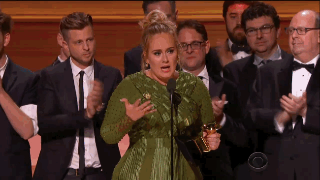 Encuentra alguien que te mire de la manera en que Beyoncé mira a Adele.