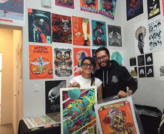 Se especializan en diseñar merch para todo tipo de bandas.