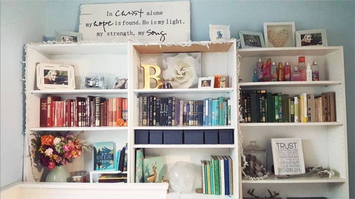 formas bonitas y superfáciles para hacer que tus libros luzcan en casa