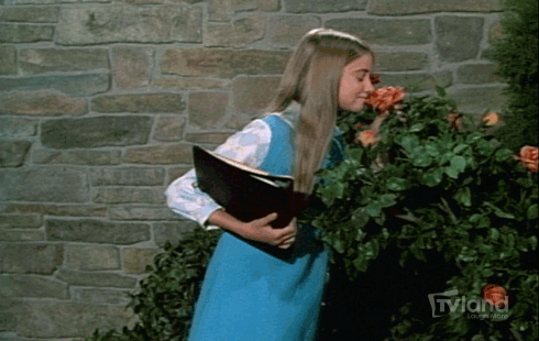 "Not mine, but my best friend. She dated this guy in high school for about two weeks. Short high school fling, nothing serious. When she broke up with him, he left DEAD, BLACK ROSES on her doorstep and a poem."– pandapewpew