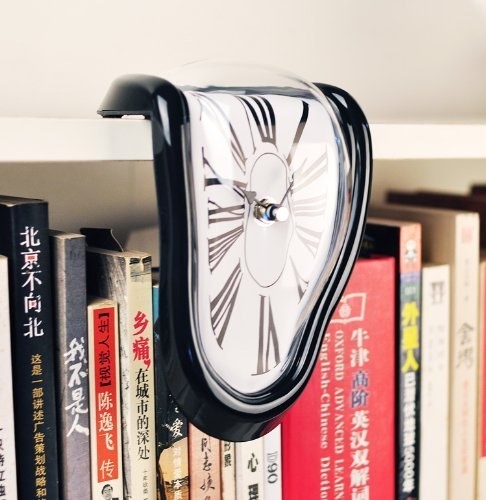こんな形なのにちゃんと時を刻んでくれるからすごい。本棚などにだらっと引っ掛けておくのがおしゃれですね。1240円と値段も手頃。