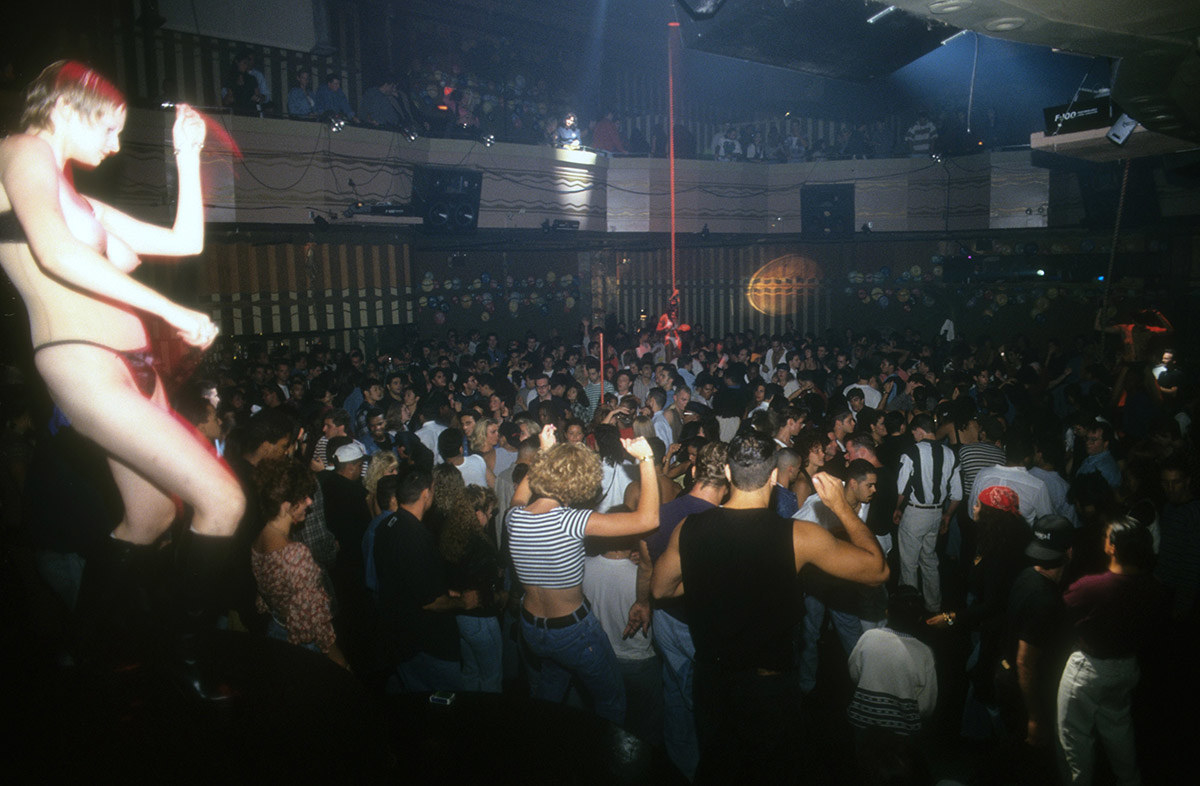 30 Photos That Show Just How Insane The '90s Club Scene Really Was