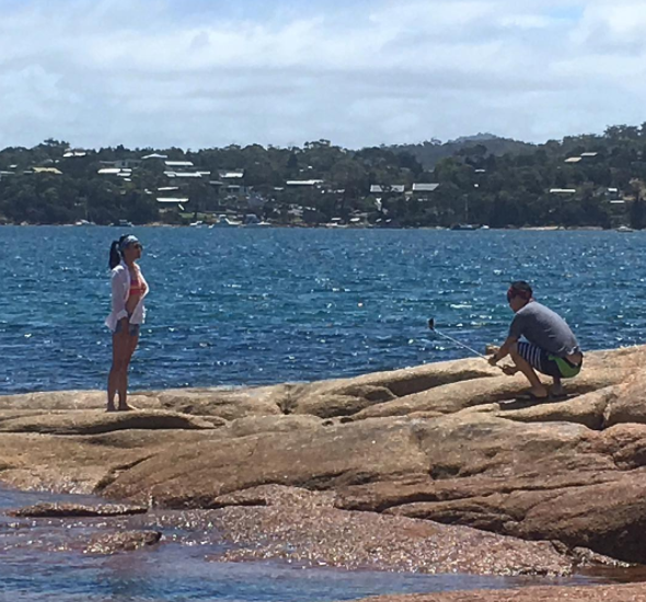 Mira a este novio que tiene equilibrio hasta en una roca, de cuclillas y sosteniendo un selfie stick.
