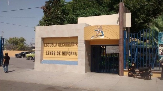 La secundaria Leyes de Reforma en Chihuahua le negó la inscripción a una alumna porque no les gustó cómo se veía.