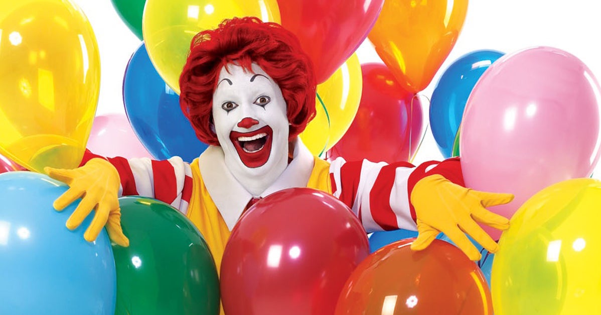 Клоун с шарами. С днем рождения клоун. Клоун на детском празднике. Клоун с шариками. Сдемирождения с клоуном.