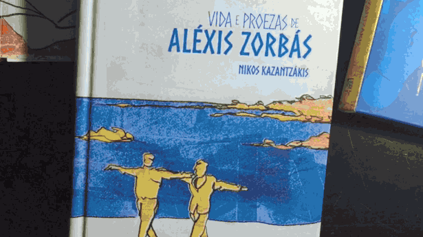 Adorei o serviço da Tag Experiências Literárias, cujo nome pomposo é apenas uma forma obscura de dizer clube do livro, por me ajudar a construir um hábito de leitura para além de legendas no Netflix, notificações no iPhone e posts no BuzzFeed. Todo mês, um curador fica responsável por selecionar um livro a ser distribuído entre os assinantes. Por R$ 70, a Tag envia uma caixa com um livro capa dura, uma revista sobre a obra e o curador e algum “mimo literário” — nas palavras deles. Até chegar pelo correio, a obra escolhida é surpresa. No mês passado, o médico Patch Adams (aquele que Robin Williams interpretou no cinema) escolheu o livro “Vida e Proezas de Aléxis Zorbás” (1946), do grego Nikos Kazantzákis (1883-1957). E eu ganhei também um calendário.Por R$ 70 ao mês, um bom livro surpresa em edição especial chega na minha casa. O que mais eu poderia querer? Uma frase do livro explica bem o sentimento: “Assim, fazendo as contas, eu sabia que estava comprando muito barato minha felicidade.” – Alexandre Aragão
