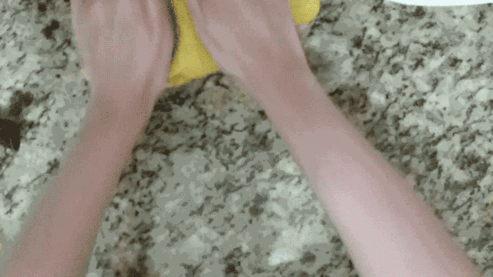 Ele é super fácil de fazer: você mistura a massa com azeite e água até virar uma massa homogênea, como demonstra no gif minha digníssima. Depois você faz pequenas bolinhas, bota no forno, espera 35 minutos e tem um café da tarde diferente e muito gostoso prontinho. É impossível de errar. Uma dica show para quem morre de preguiça e não quer comer só pão de queijo pra sempre. – Davi Rocha