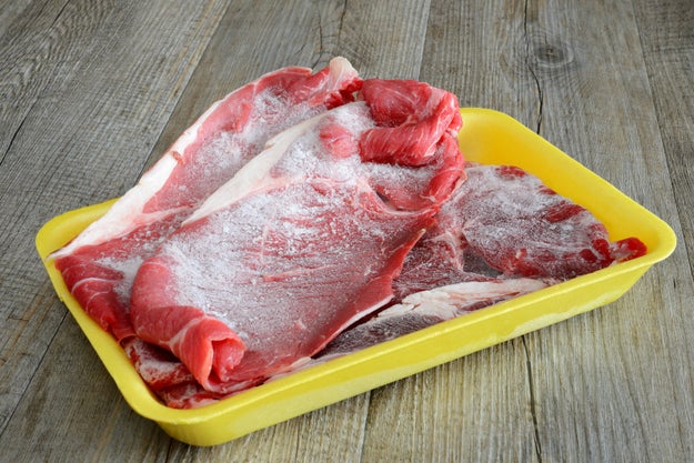 Saca la carne congelada 15 minutos antes de empezar a cocinarla para que alcance temperatura ambiente.