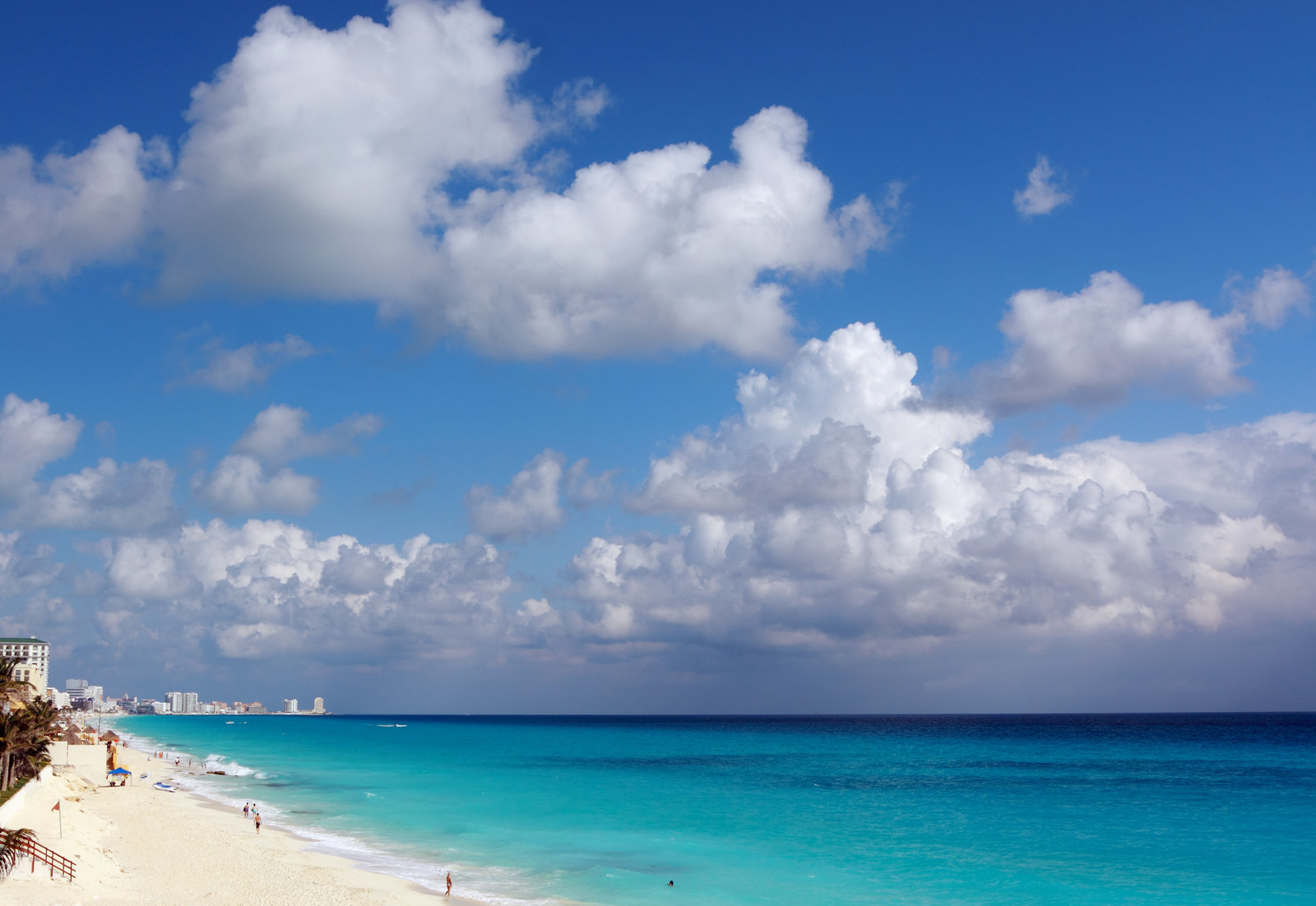 Si lo que buscas es una buena mezcla de fiesta y relajación, este es el destino para ti. Mucha gente, mucho alcohol, mucha pishi pari y el mar más azul que has visto. Sunny Cancún te espera. Para llegar, sigue este mapa.