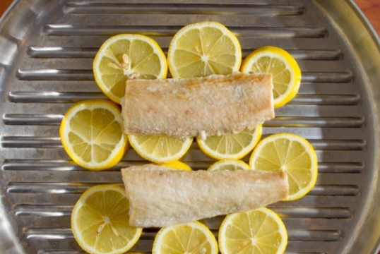 Si vas a cocinar pescado, hazlo encima de una cama de rodajas de lima o limón.