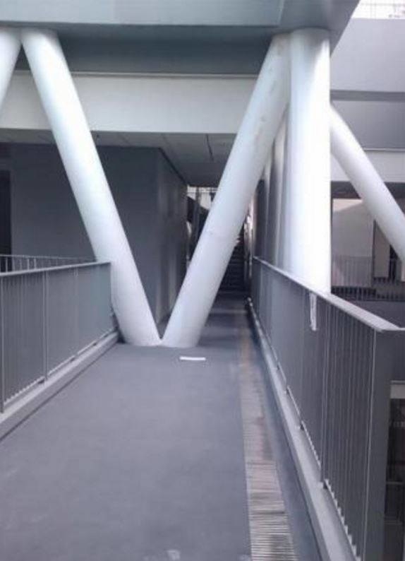 Este es el pasillo más recorrido de la Universidad del Parkour.