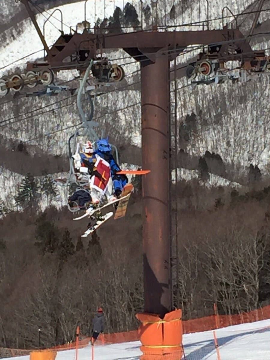 ガンダムがスキー場でスノボ シャアザクは3倍のスピードで滑る ガンダムがスキー場でスノボ シャアザクは3倍のスピードで滑る