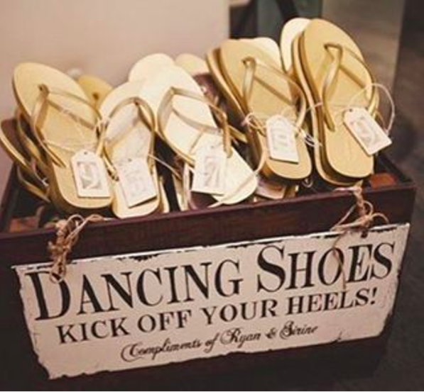 Esta caja de sandalias en una boda que resuelve el dilema: "quiero llevar tacones pero también quiero bailar".