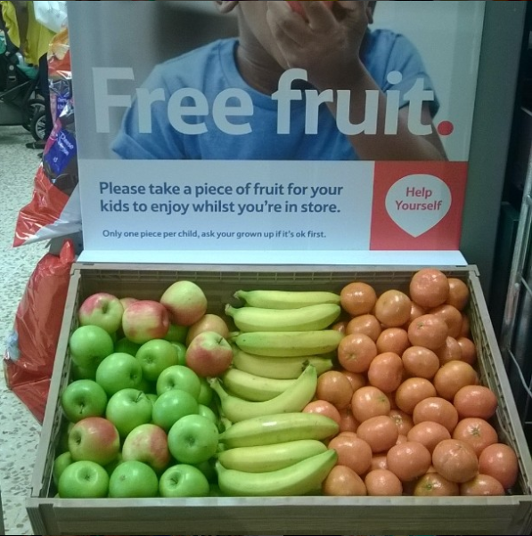 Esta tienda de comestibles que ofrece a los niños fruta gratis para que se dediquen a comer (y no a lloriquear) mientras compran sus padres.