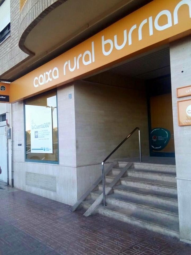 Este banco que tiene las escaleras normales y luego ya las escaleras para gente muy delgadita.