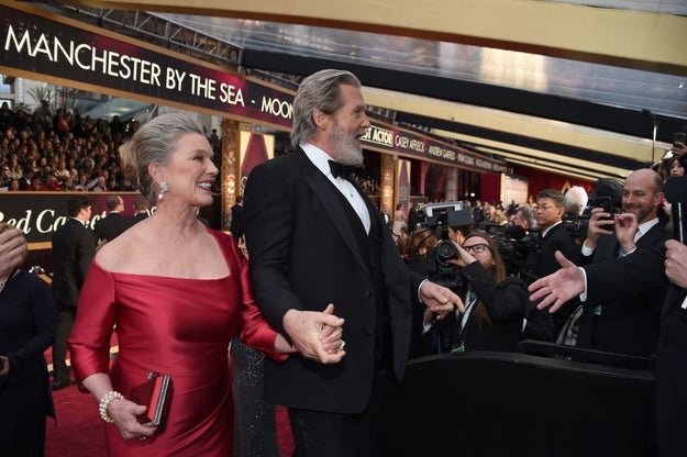 Jeff Bridges y su esposa Susan no se soltaron en toda la noche.
