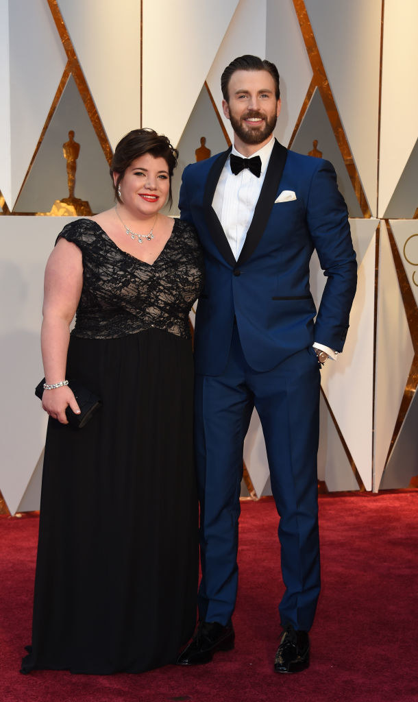 Chris Evans llevó a su mamá, Shanna e hicieron la pareja perfecta.