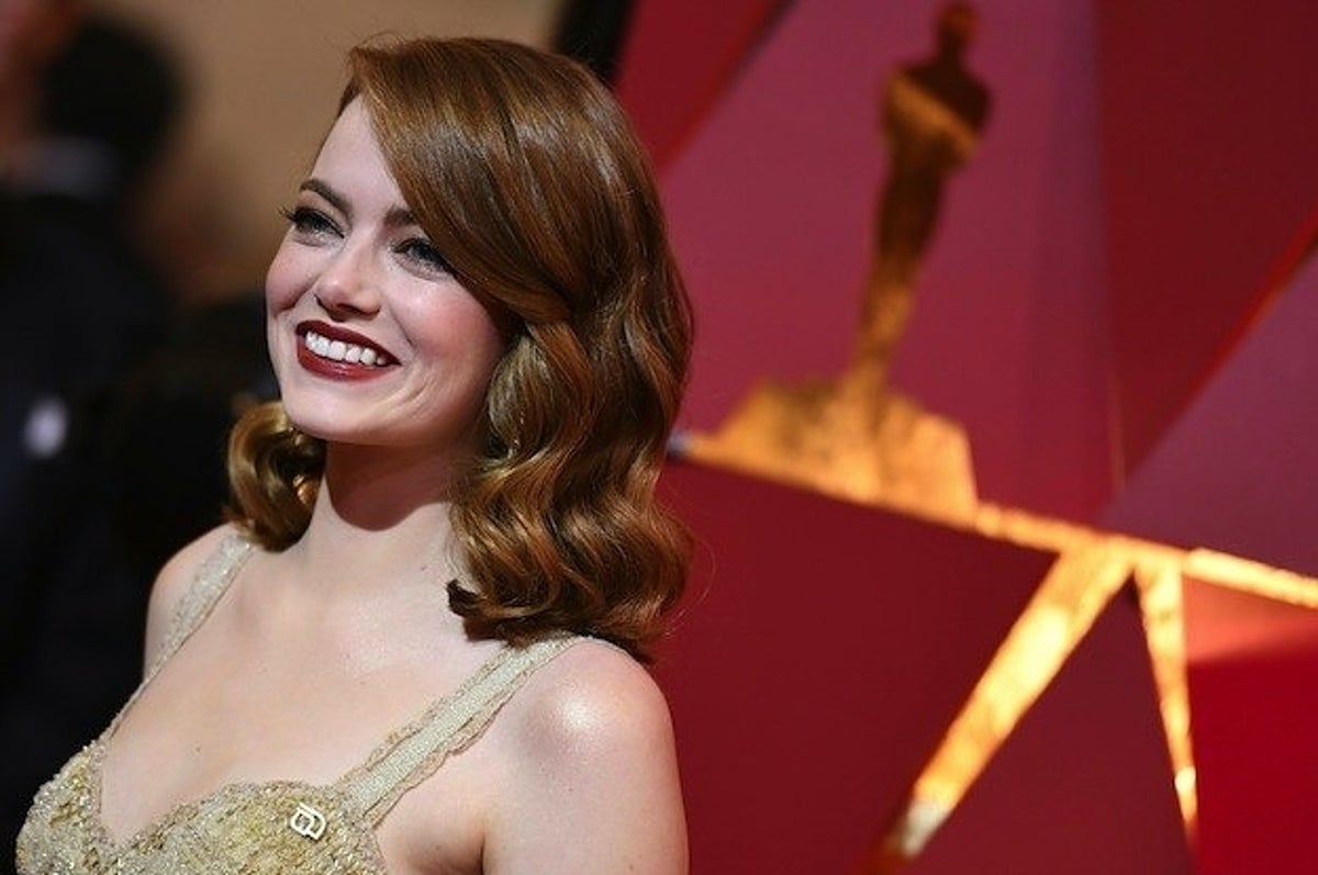 Emma Stone And Dakota Johnson Wore Planned Parenthood Pins At The Oscars