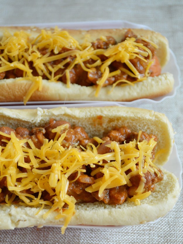 Estos chilli dogs con frijoles para matar el hambre después de horas de partido.