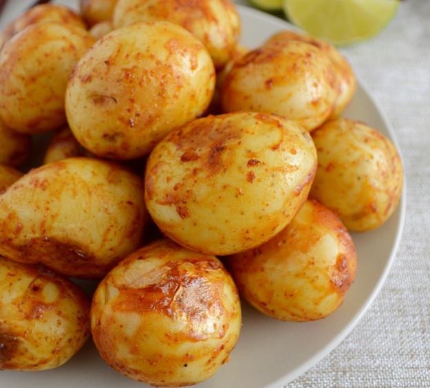 Unas papas al chile y limón para ponerle lo picoso al partido.